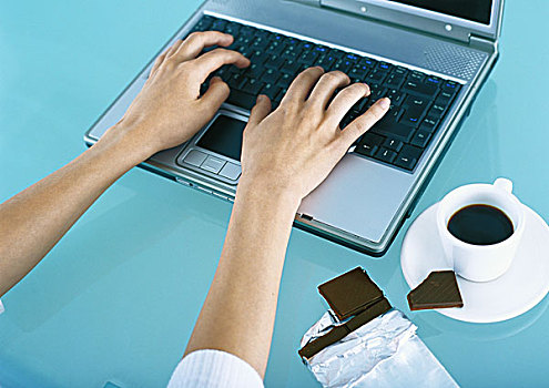 女人,打字,笔记本电脑,巧克力,咖啡,书桌