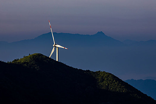 桂林高山上的风力发电场