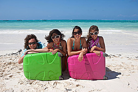 四个,孩子,坐,后面,手提箱,海滩