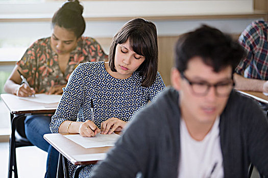 女性,大学生,测验,书桌,教室