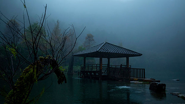 台湾宜兰县森林高山湖泊,明池,是著名的旅游胜地