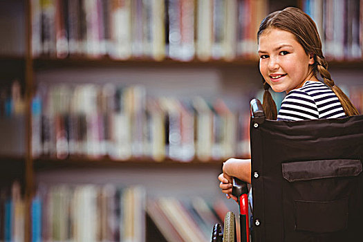 合成效果,图像,女孩,坐,轮椅,学校,图书馆,架子