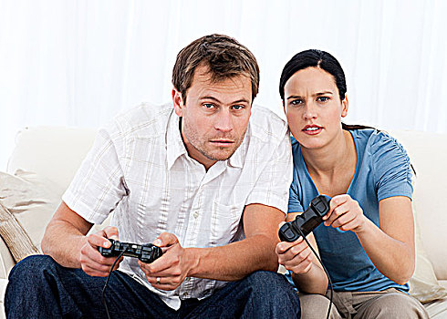 专注,伴侣,玩电玩,一起,沙发,在家