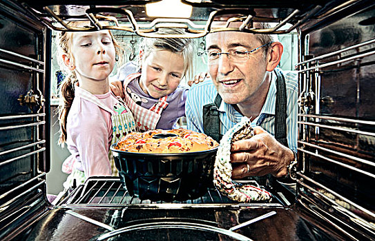 男人,两个女孩,烘焙,一个,饼,风景,室内,烤炉