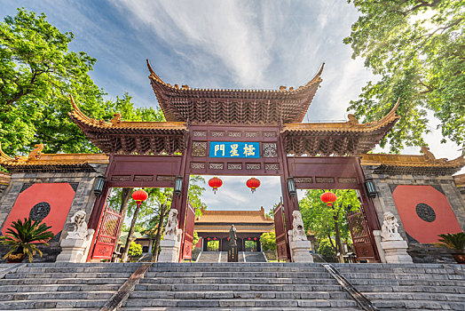 中国江苏南京朝天宫的棂星门和孔子雕像