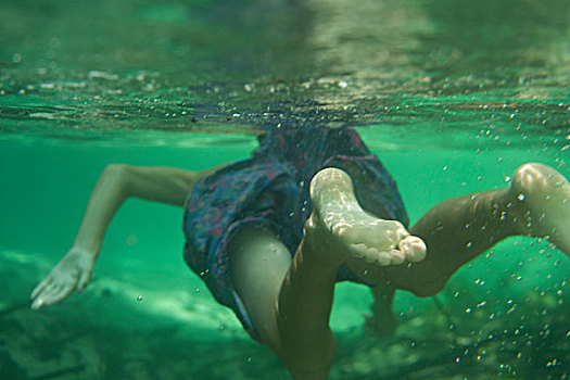 水下视角,少男,游泳,溪流,佛罗里达,美国