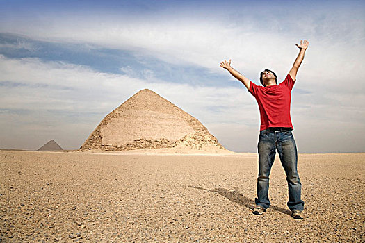 站立,男人,靠近,金字塔,抬臂,开罗,埃及,非洲