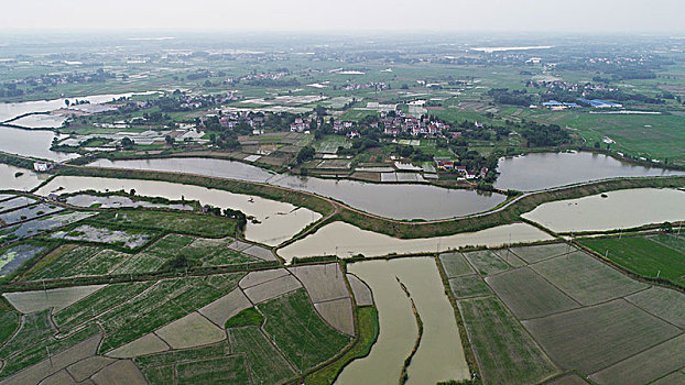 航拍雨后田园