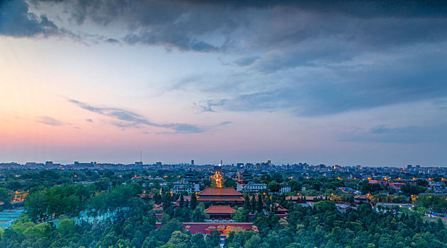 从景山公园万春亭俯瞰寿皇殿及北京城