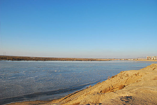 结冰的黄河和河堤