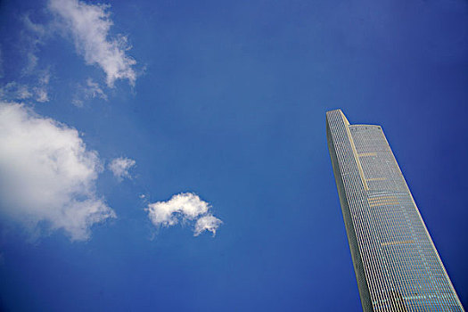 蓝天白云下的广州东塔