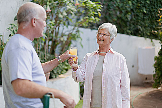 老年,夫妻,喝,果汁,后院