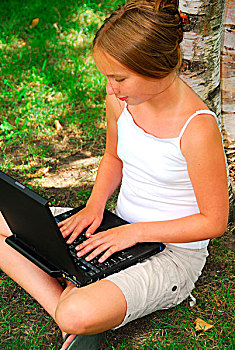 女孩,坐,公园,笔记本电脑