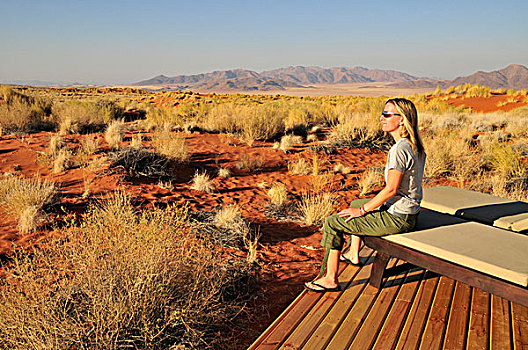 女人,看,上方,纳米比沙漠,太阳,躺椅,沙丘,住宿,兰特,自然,自然保护区,纳米比亚,非洲