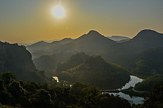 山,丹霞,太阳,蓝天,大气,山脉,驴友,旅行,地质公园,丹霞地貌,灌木,树,草,水潭,素材,平面设计