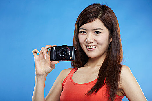 亚洲女青年玩相机