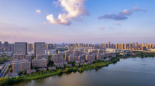 城市湖邊的住宅小區