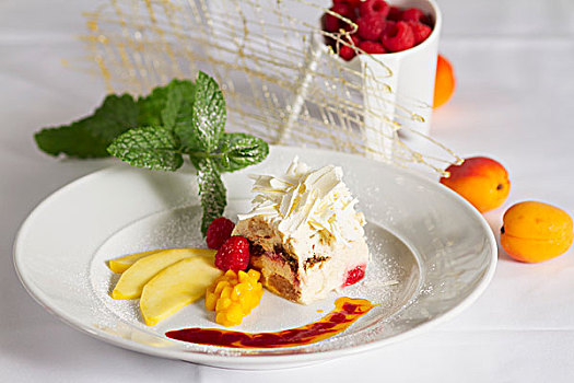 提拉米苏蛋糕,白巧克力,装饰水果