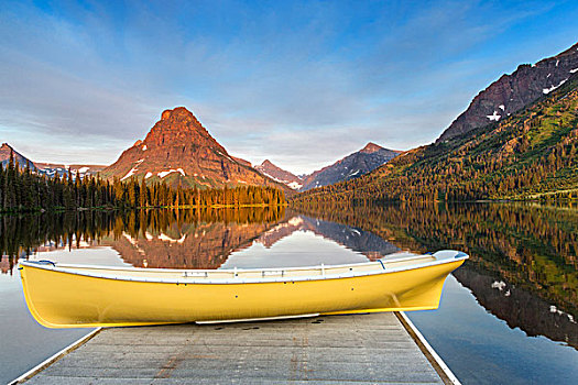 黄色,船,平静,早晨,两个,药湖,冰川国家公园,蒙大拿,美国