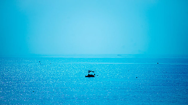 蔚蓝海上一小船