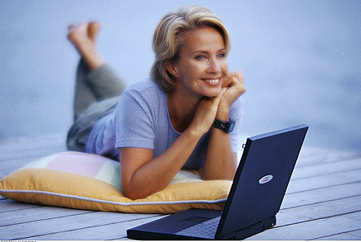 肖像,成年,女人,躺着,码头,笔记本电脑