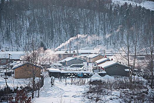 东北冬天山谷里村庄