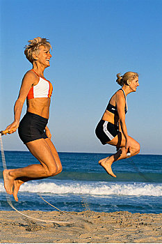 两个女人,跳绳,海滩