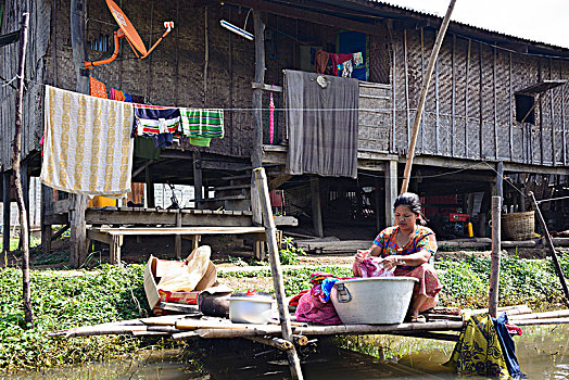 女人,洗,衣服,运河,茵莱湖,掸邦,缅甸