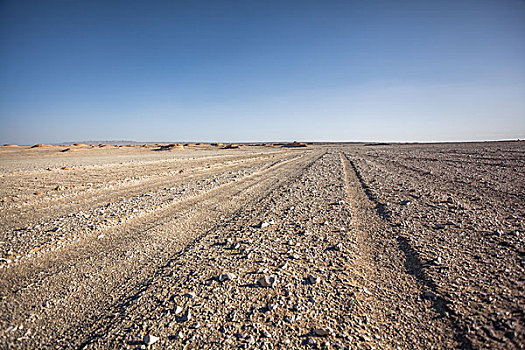 中国西部荒野道路