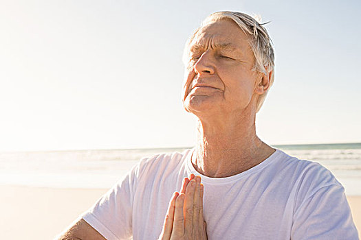 活力老人,男人,闭眼,祈祷式,海滩,晴天