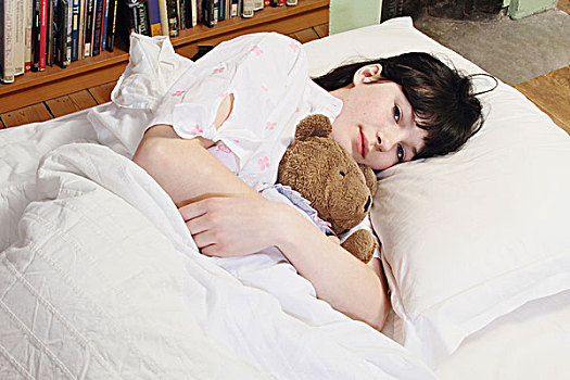 女人,搂抱,泰迪熊,床上