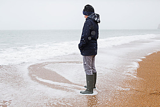 少男,胶靴,站立,冬天,海洋,海浪