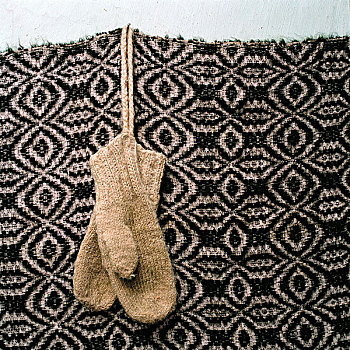 室内,羊圈,绿色,涂绘,墙壁,编织,米色,毛织品,连指手套,悬挂,褐色,编织物,布,罗马尼亚,五月,2006年