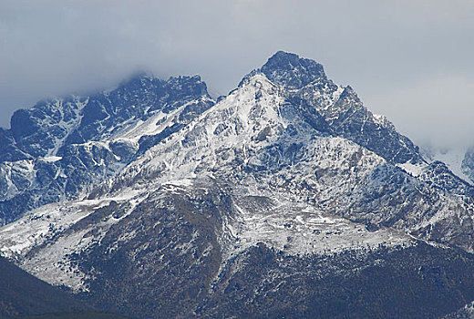 泸沽湖雪山