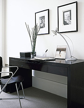 现代住宅,办公室,特写,黑色,木头,书桌,铬合金,椅子,银,灯,框架,黑白照片