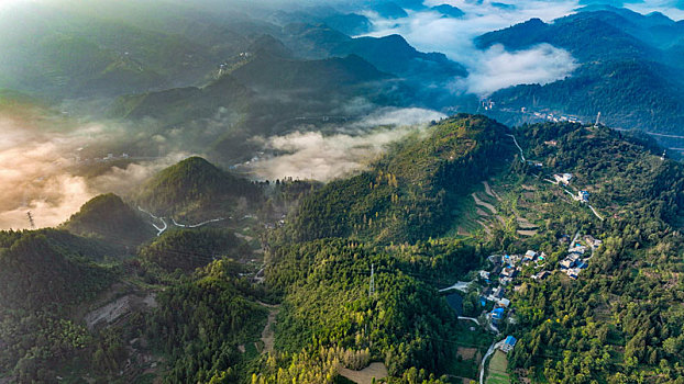 重庆酉阳,雾气骄阳美乡村