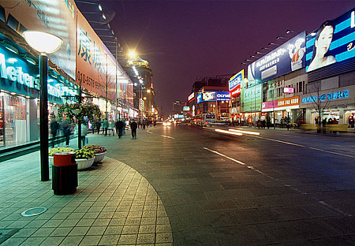暮色中的北京王府井大街街景