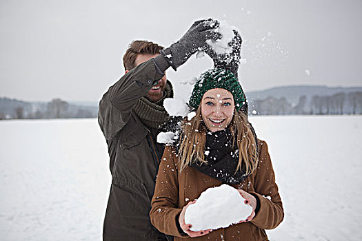 打雪仗