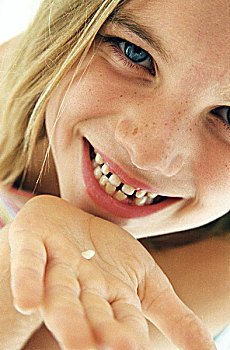 女孩,微笑,牙齿,展示,手掌,乳牙,头像,儿童,7岁,孩子,改变,成长阶段