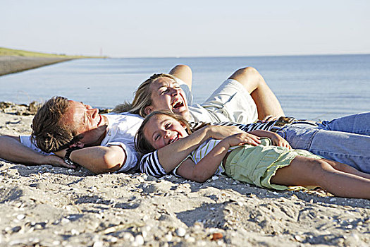 海滩,父母,女儿,休闲服,沙子,卧,放松,笑,愉悦,特写,序列,人,家庭,女孩,孩子,休息,享受,一起,喜悦,有趣,高兴,和谐