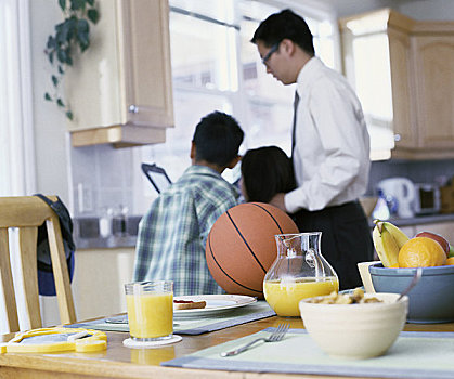 父亲,儿子,女儿,厨房操作台,早餐,桌上