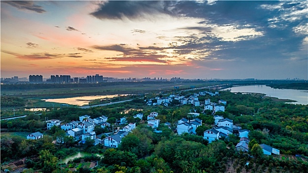 湖北武汉机场高速与旁边的新农村