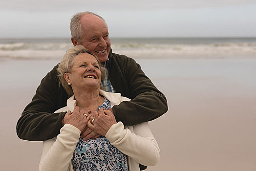 高兴,老年,夫妻,搂抱,站立,海滩