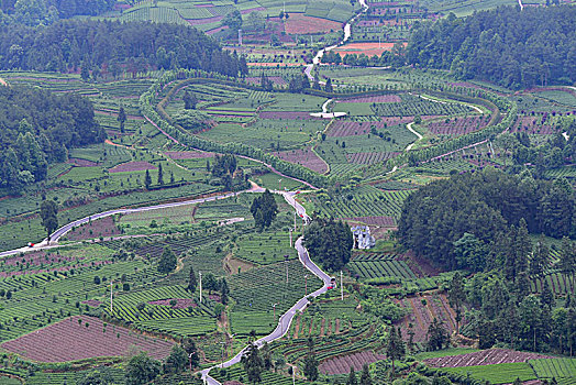 通组公路,舞动在山村的,彩色飘带