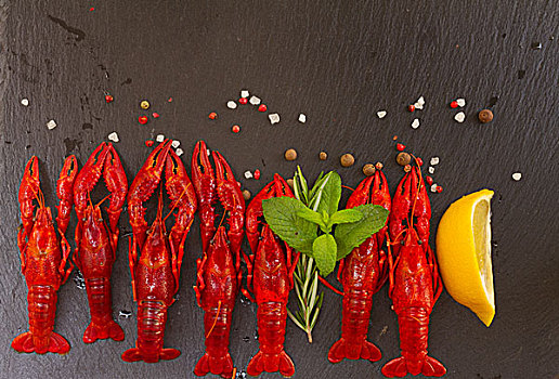 排,红色,小龙虾,黑色背景,木板,调味品