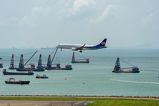 一架台湾华信航空的客机正降落在香港国际机场