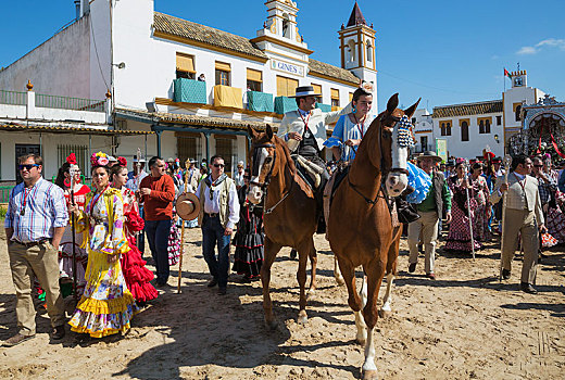 人,传统服装,骑马,彭特科斯特,朝拜,韦尔瓦省,安达卢西亚,西班牙,欧洲