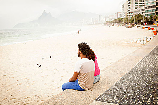 坐,夫妇,向外看,伊帕内玛海滩,里约热内卢,巴西