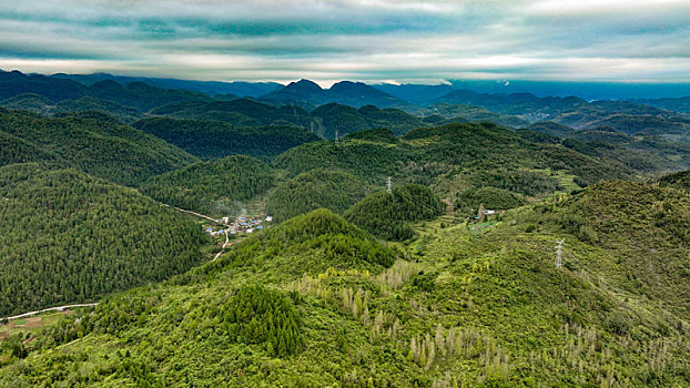 重庆酉阳,秋日晨曦壮美山区