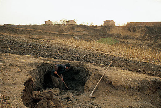 一个人正在挖捏泥塑的土